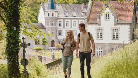 Wanderer an der Burg Brohleck | © Marco Rothbrust, Romantischer Rhein Tourismus GmbH