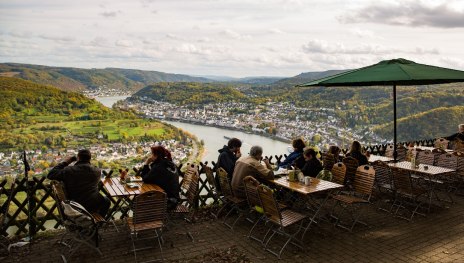 Lokal mit Aussicht auf die Rheinschleife | © Henry Tornow, Romantischer Rhein Tourismus GmbH