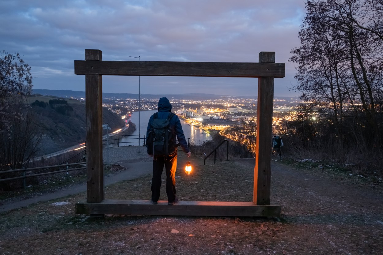 Blick auf das abendlich erleuchtete Andernach | © Andreas Pacek