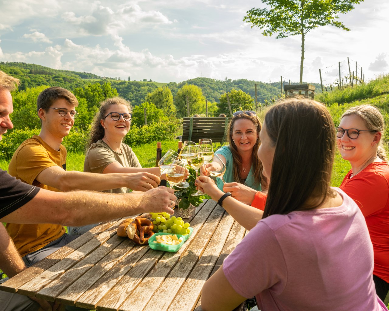 Wein-Genuss bei Wanderrast | © Dominik Ketz / Tourist-Information Erlebnis Rheinbogen