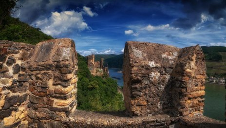 Wachturm mit Blick zur Burg Rheinstein | © Klaus Breitkreutz, Community