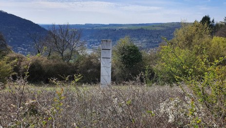 Schriftsäule mit  Blick ins Rheintal | © T. Biersch