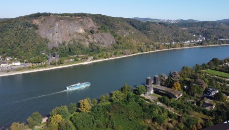 Sicht auf den Rhein mit Erpeler Ley im Hintergrund | © Tourist-Information Remagen, Romantischer Rhein Tourismus GmbH