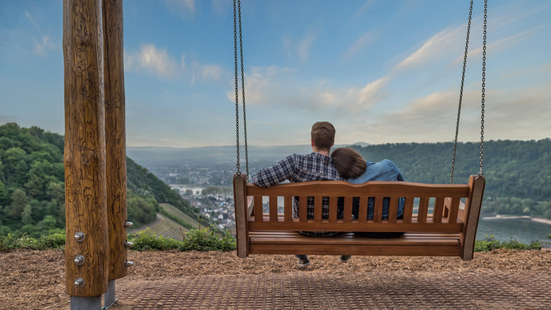 Paar auf der Weinbergschaukel | © Andreas Pacek, fototour-deutschland.de