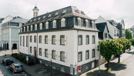 Blick vom Deich auf die STADGALERIE | © Zimpfer_Photography