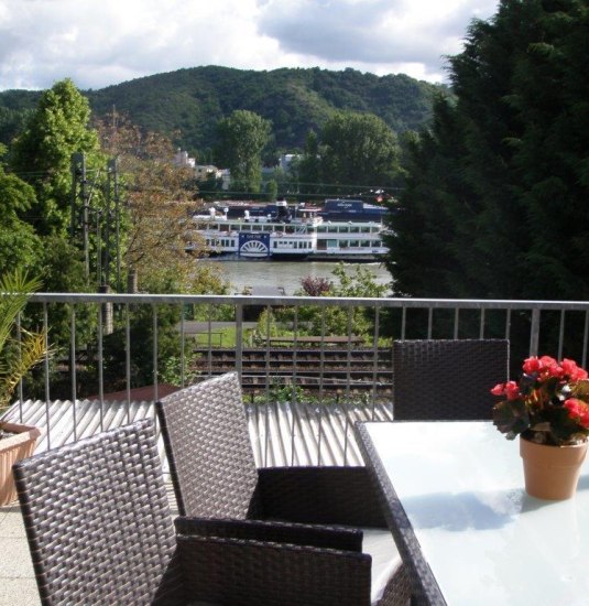 Terrasse mit Rheinblick | © Hiltrud Evertz