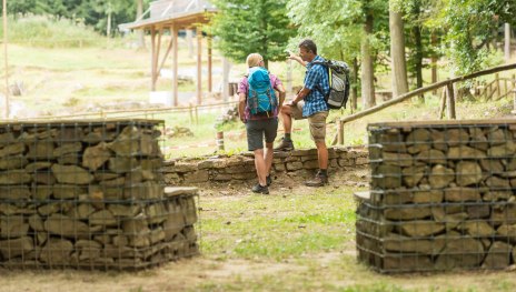 Wanderer an der Villa Rustica | © Rheinhessen Touristik GmbH Foto Dominik Ketz