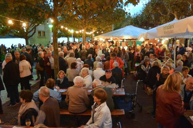 Wein probieren in Biebrich | © Wiesbaden