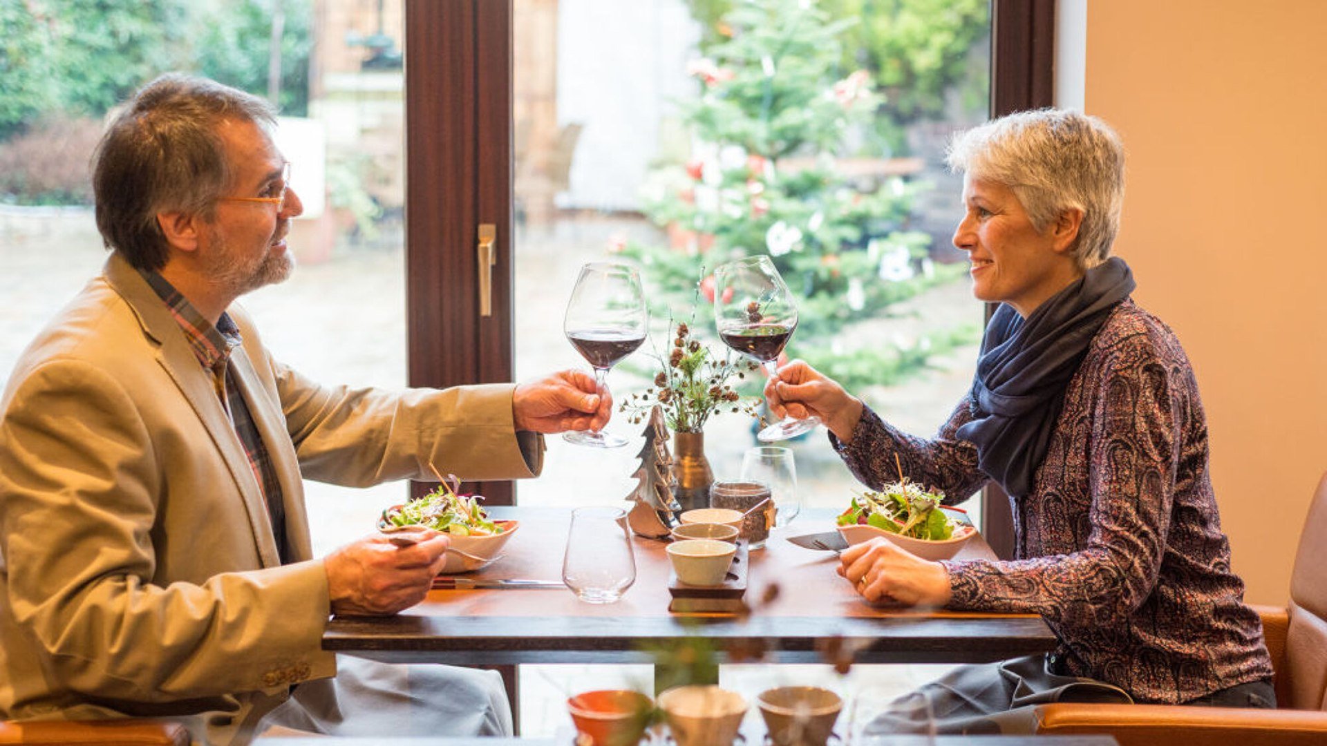 Paar beim gemeinsamen Essen im Restaurant | © Dominik Ketz/Rheinland-Pfalz Tourismus GmbH