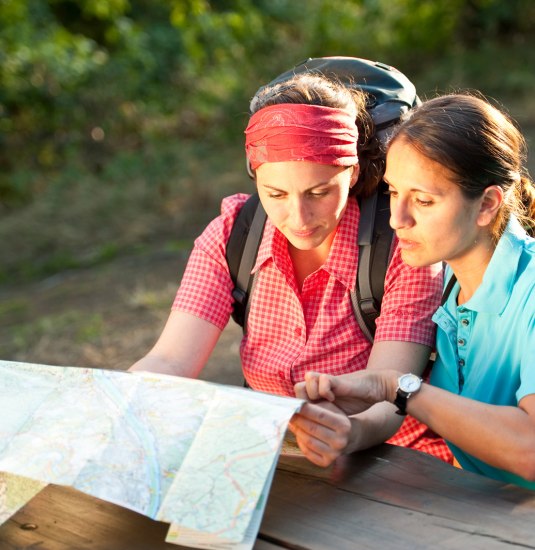Wandererinnen mit Karte | © Dominik Ketz