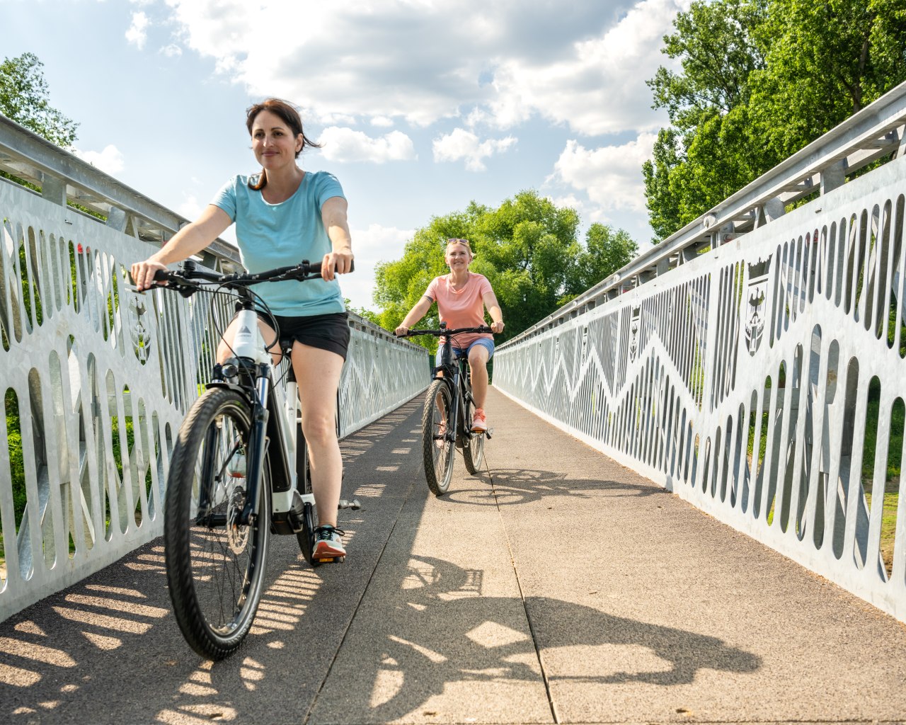 Radfahrerinnen auf der Brücke über die Ahr bei Sinzig | © Dominik Ketz (CC BY SA 4.0, https://creativecommons.org/licenses/by-sa/4.0)