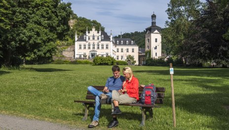 Im Schlosspark Sayn mit Blick auf Schloss Sayn | © Klaus-Peter Kappest, Traumpfade im Rhein-Mosel-Eifel-Land
