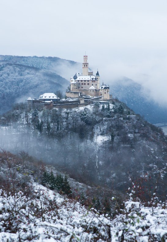 Die Marksburg im nebligen Rheintal | © Henry Tornow