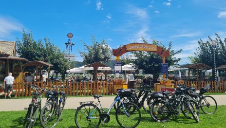 Breisiger Biergarten im Kurpark am Tag | © Christian Barth