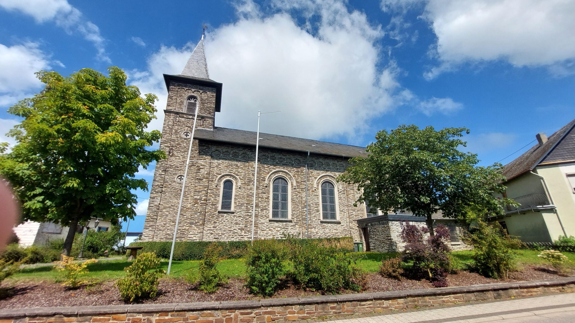 Pfarrkirche St. Alban (Seitenansicht) | © T. Biersch