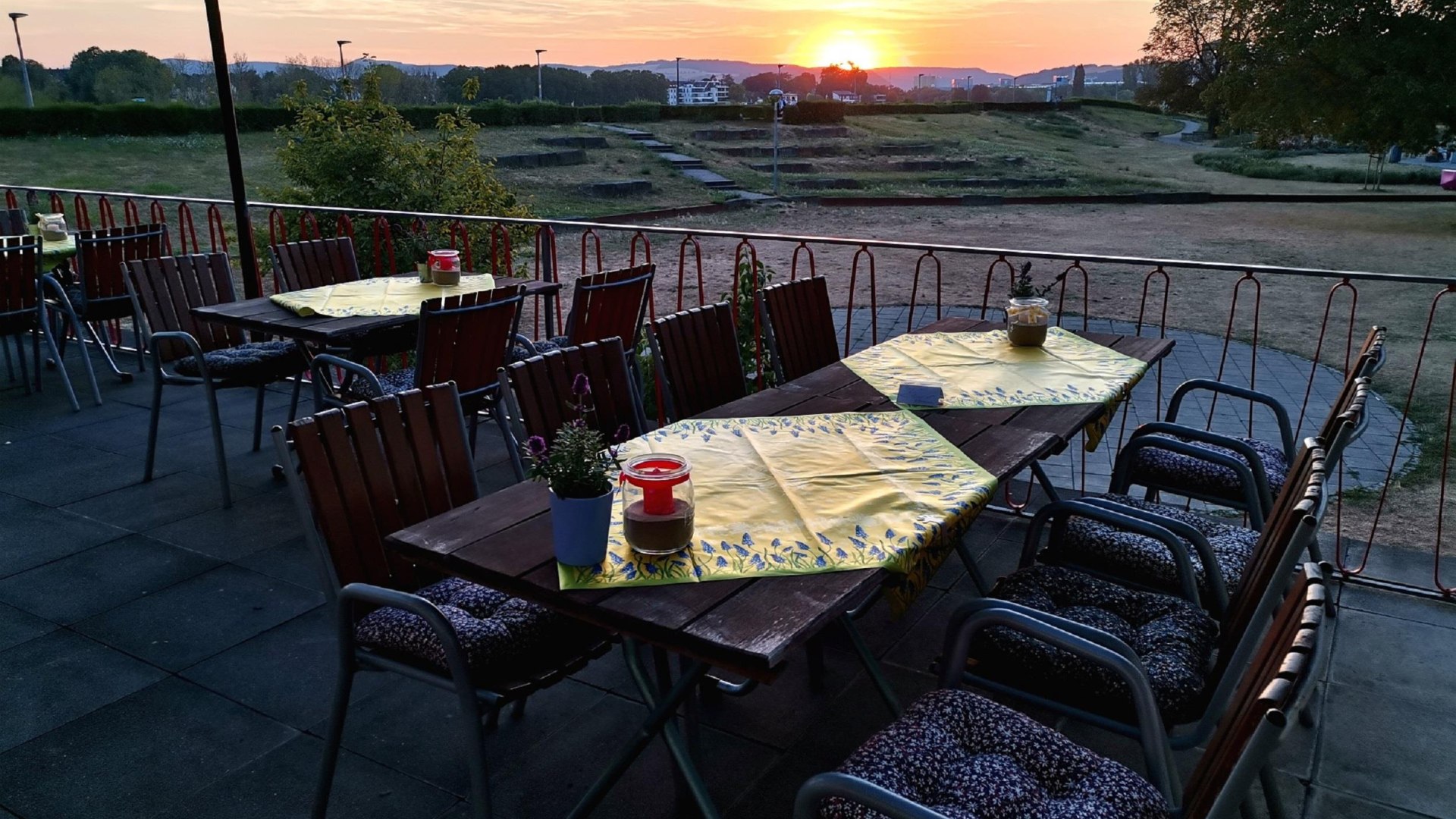 Terrasse in der Abenddämmerung | © Rämer