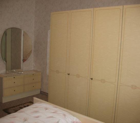 Schlafzimmer mit Schrank | © Ross