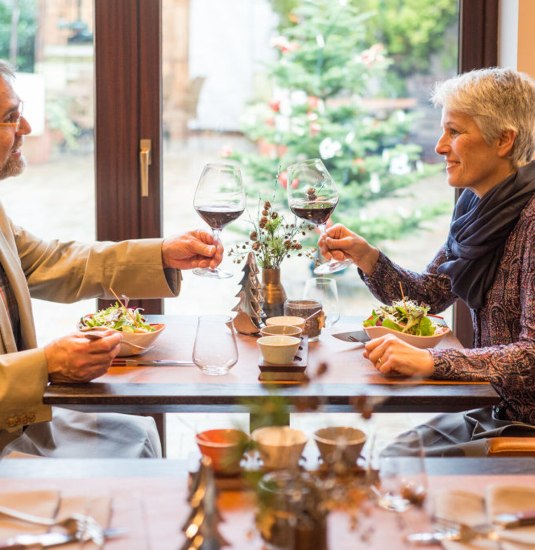 Paar beim gemeinsamen Essen im Restaurant | © Dominik Ketz/Rheinland-Pfalz Tourismus GmbH