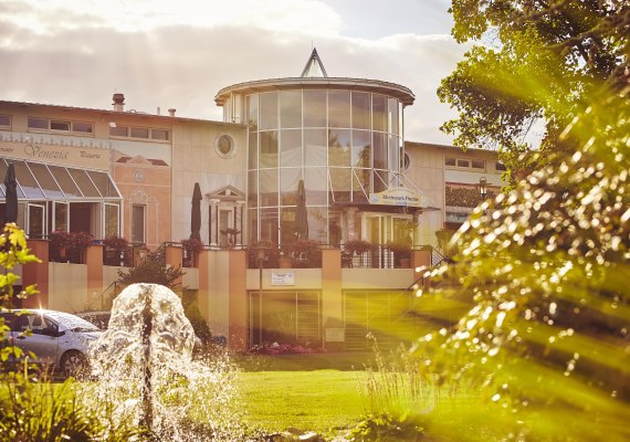 Therme Außenansicht | © Marco Rothbrust