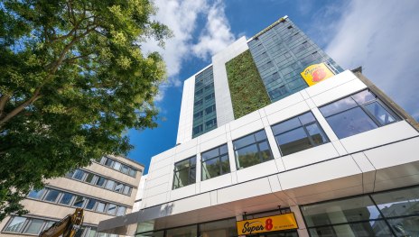 Super 8 Außenansicht | © Gorgeous Smiling Hotels GmbH