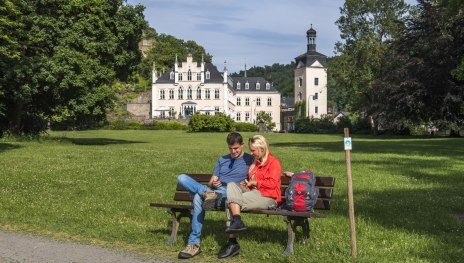 Im Schlosspark Sayn mit Blick auf Schloss Sayn | © Klaus-Peter Kappest, Traumpfade im Rhein-Mosel-Eifel-Land