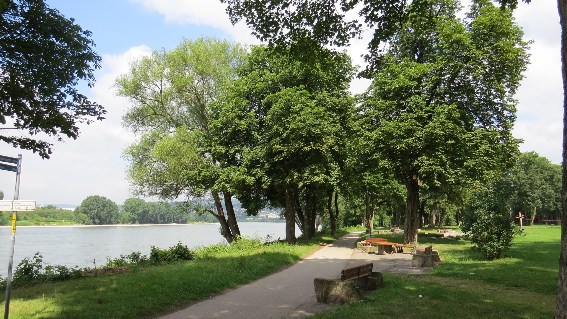 Sitzgelegenheiten im Schlosspark | © Pressebüro der Stadt Neuwied