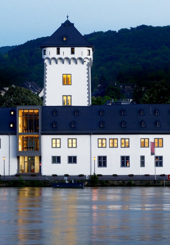 Blick auf die renovierte Kurtrierische Burg vom anderen Rheinufer
