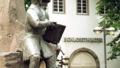 Brunnen mit Blick auf Schlosstheater | © Pressebüro der Stadt Neuwied