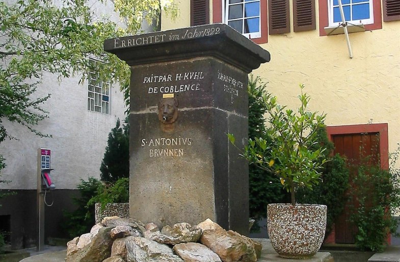 Dorfmitte mit Antoniusbrunnen u. Backes | © Gemeinde Urbar