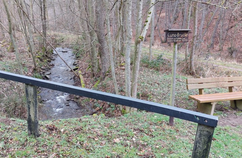 Brücke mit Ruhebank | © T. Biersch