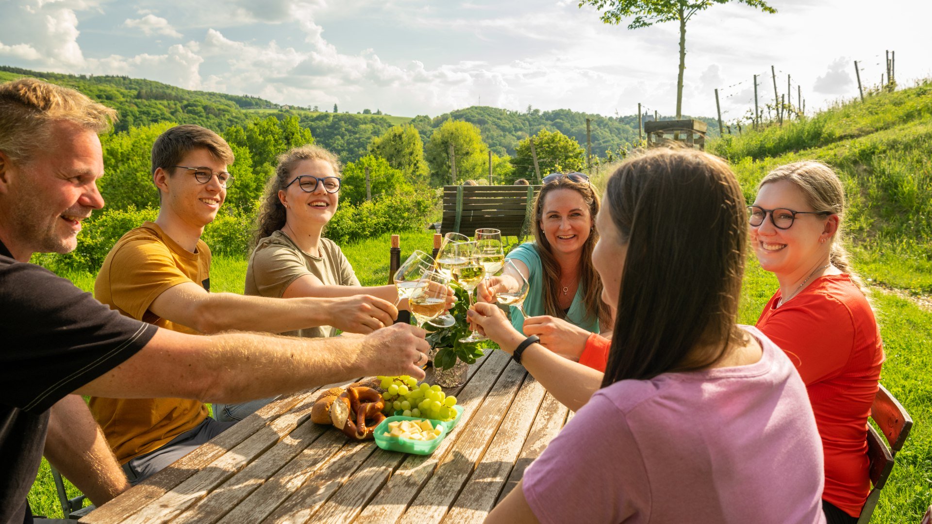 Wein-Genuss bei Wanderrast | © Dominik Ketz / Tourist-Information Erlebnis Rheinbogen