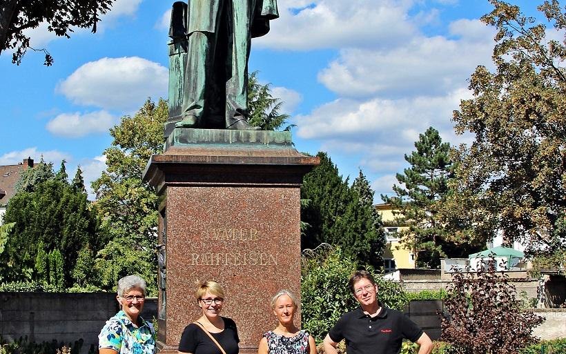 Besuch des Raiffeisendenkmals bei der Stadtführung | © A. Weller